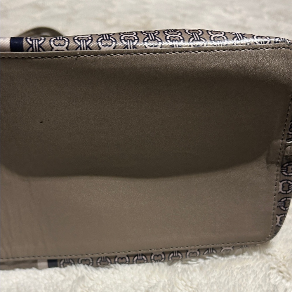 Tory Burch Patterned Beige and Black Tote - Picture 7 of 12